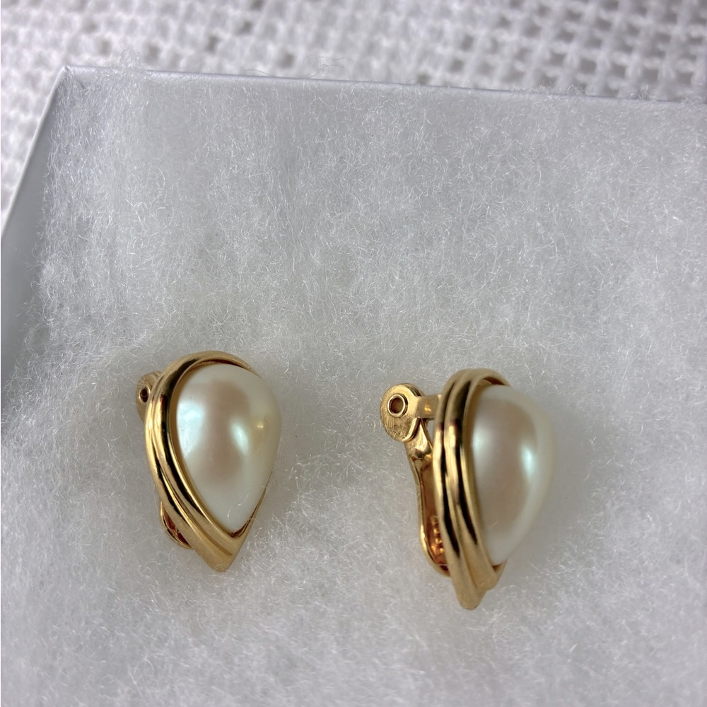 Elegant vintage Monet Gold and Pearl Earrings